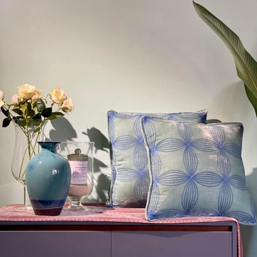 Four-petal flower embroidered pillow/GT016