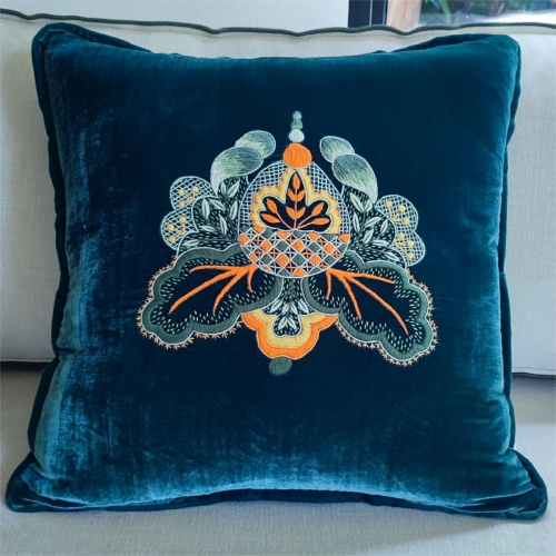 Gối nhung thêu họa tiết xanh lá/GT001